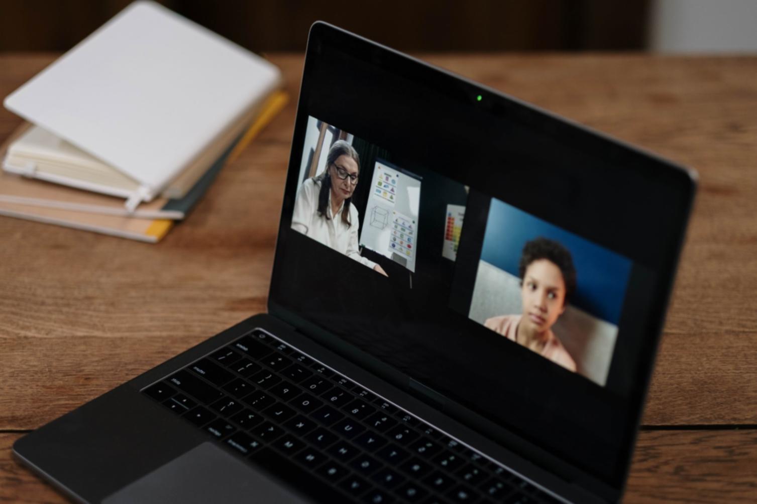 Specialist legt budgetstrategie uit tijdens een online seminar
